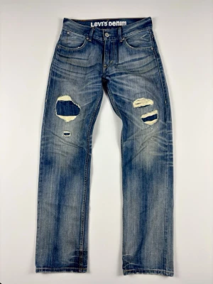 Levi’s 601 Straight Jeans Blå W30 L32 - Vintage Slitna Denim - Levi’s 601 Vintage Jeans med snygga detaljer & slitningar. Färg: Blå med ljusa tvättar, fades & slitningar Passform: Straight Storlek: W30 L32 Skick: B Grade Mått [platt] (±1 cm): A: 38 cm B: 104 cm C: 27 cm D: 20 cm OBS: Jeansen passar inte på killen i bilden! Tveka inte att höra av dig vid frågor eller funderingar.  Skickas snabbt!