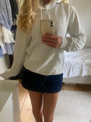 Vit hoodie - En vit hoodie från h&m med ficka där framme. Bomull. 