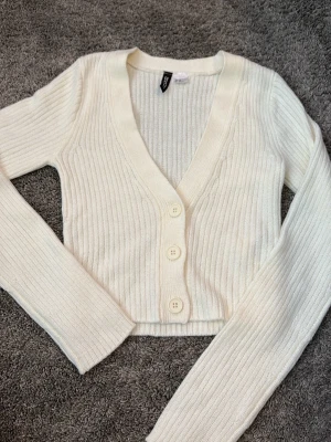 Fin tröja  - Köparen står för frakt. Säljer en fin tröja från H&M i vit/creamfärgad nyans med fina knappar. Enkel och stilren modell som passar till det mesta! 🤍✨ ✨ Märke: H&M ✨ Färg: Vit/creamfärgad ✨ Storlek: XS ✨ Detaljer: Knappar ✨ Skick: Fint använt skick Hör gärna av dig om du har frågor eller vill ha fler bilder! 💕