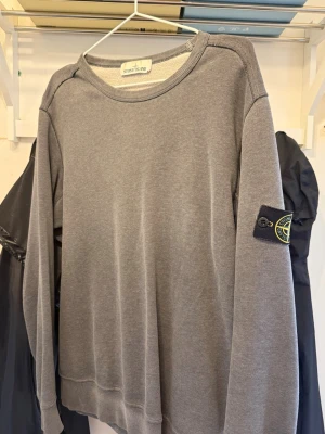 Grå sweatshirt från Stone Island - Stone Island tröja som jag har tagit hand om väl, Men också givetvis använd också! Inga defekter så som hål eller liknande! Ny pris 2999