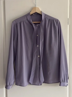Lila blus - Ljuslila blus köpt secondhand, använd ett fåtal gånger. Gissar på storlek 36-38.