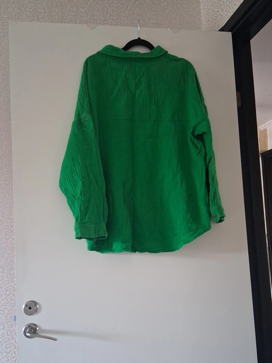 Grön oversized skjorta med knappar - 1