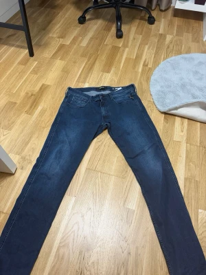 Mörkblå slim fit jeans - Säljer ett par mörkblå slim fit jeans med klassisk femficksdesign och smal passform. Jeansen har normal midja, dragkedjegylf och kontrastsömmar. Perfekta till vardagslooken och funkar året runt. Materialet är stretchigt denim för extra komfort.