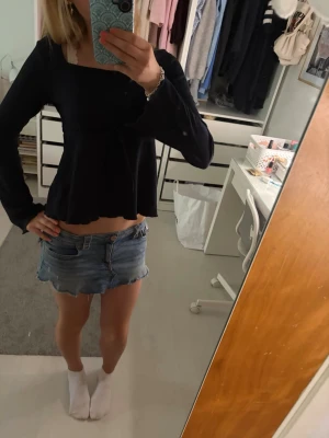 Svart marinblå topp med knyt - Säljer en jättefin mörkblå topp från Gina tricot.