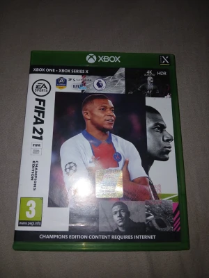 FIFA 21 Champions Edition Xbox - FIFA 21 Champions Edition till Xbox One och Xbox Series X. Spelet kommer i ett grönt plastfodral med omslag som visar Kylian Mbappé. Innehåller en spel-skiva och kräver internetanslutning för vissa funktioner. Perfekt för dig som älskar fotbollsspel.