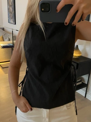 Svart topp - Assnygg svart topp med knytning på sidorna!🖤