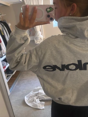 Grå hoodie med tryck - Säljer en grå hoodie med blått tryck. Då den inte kommer till användning, använd 2 gånger och nyskick