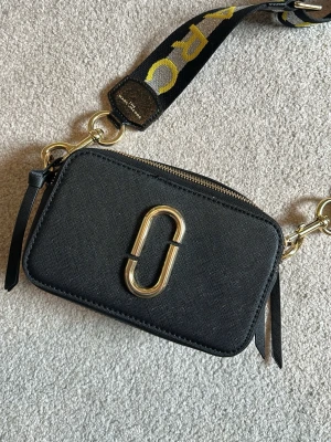 Väska Marc Jacobs - Marc Jacobs väska. Bandet inköpt från legitim återförsäljare online. Nyskick 