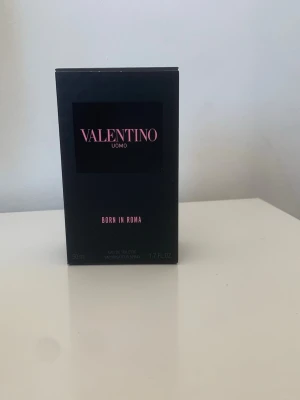 Valentino Uomo Born In Roma förpackning - Säljer en Valentino Uomo Born In Roma förpackning, 50 ml. Det kommer en kod och qr-kod som ger dig massor av rabatter på Valentino hemsidan. ENDAST FÖRPACKNING
