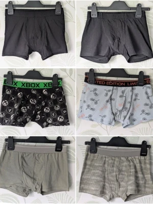 Kalsonger Boxershorts Storlek 158/164 H&m KappAhl Cubus. - - Skulle nog rekommenderar de till 158/smal liten 164 då jag tycker kallingar krymper lite efter några tvättar. - 6 stycken kallingar i fint skick och 2 är i lite mer ok/använt skick. Lite nopper förekommer vid gren/ben/tvättlapp. Lite tvättpåverkan+användningspåverkan förekommer. Någon sömskavank finns på något ställe och ett par kallingar har ett litet hål i gren . Mest sömpåverkan finns på de gröna i midjeresår. - Någon till mindre skavank kan förekomma.
