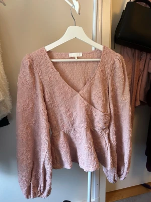 Blus från NA-KD - Säljer denna helt nya blusen från NA-KD som aldrig kommit till användning.