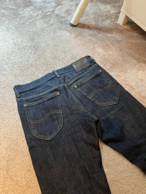 Lee Jeans - UTFÖRSÄLJNING‼️  Säljer ett par Lee Jeans.  * Model/passform: Daren zip fly (slim) * Storlek: W29/L32 * Skick: Mycket bra skick * Färg: Mörkblå * Mått: Bredd-38cm + Längd-101cm
