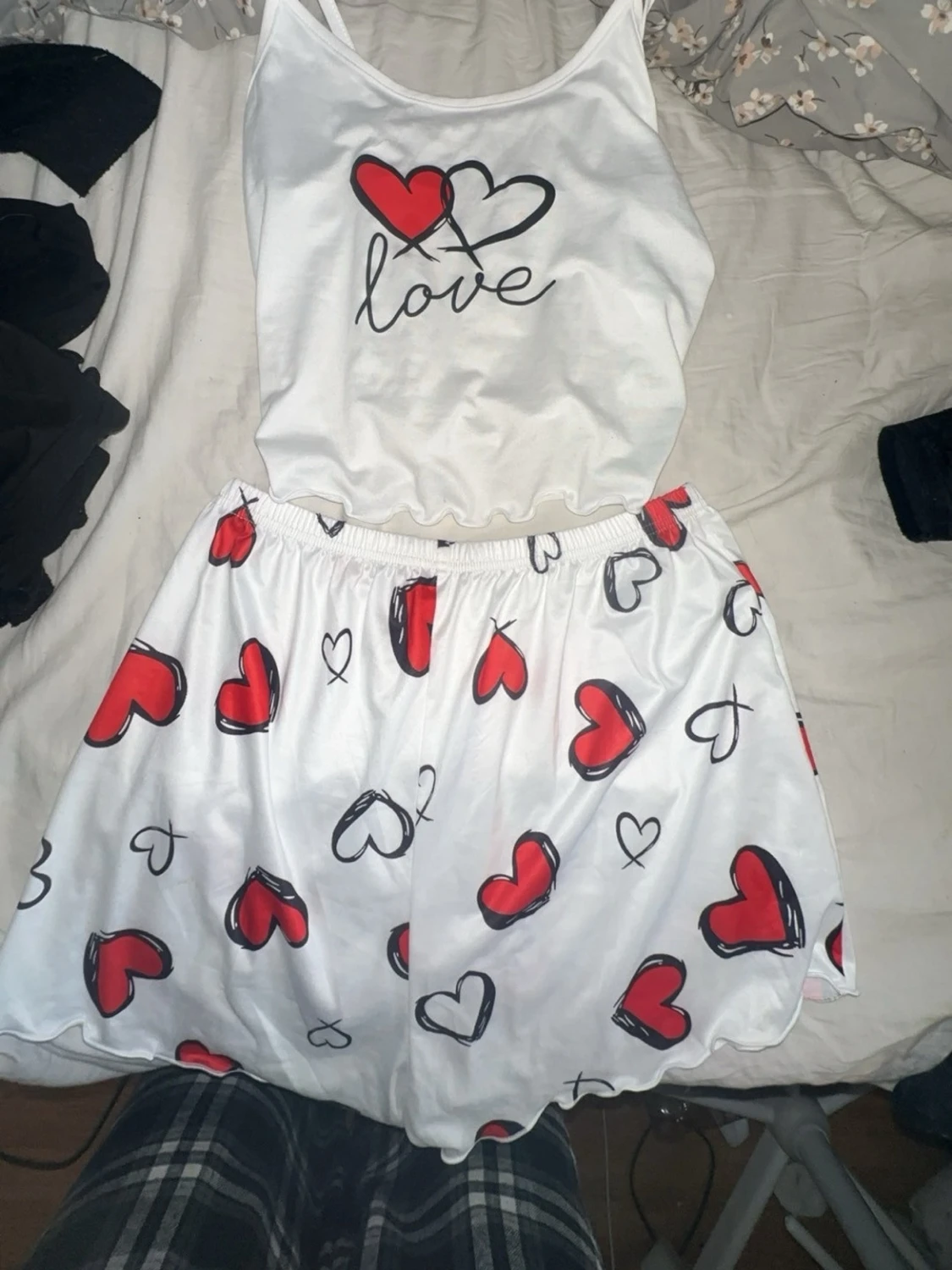 Vit pyjamas med hjärtmönster