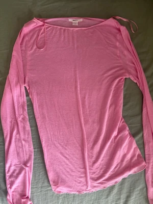 Rosa långärmad topp från Gina Tricot - Säljer en ljusrosa långärmad topp från Gina Tricot. Toppen har en enkel, tight passform och är tillverkad i ett tunt, mjukt material. Andvänt 1 gång 