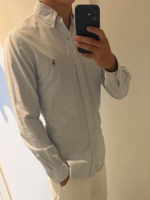 Polo Ralph Lauren skjorta  - Säljer min randiga skjorta från Polo Ralph Lauren, den är i bra skick. Skriv gärna vid intresse!