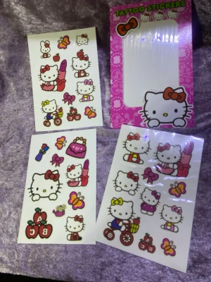 Tatueringsstickers Hello Kitty & Sofia - Paket med temporära tatueringsstickers med Hello Kitty och Sofia den Första. Flera ark med färgglada motiv, perfekta för maskerad eller cosplay. Motiven är i rosa, lila, rött och vitt och har söta detaljer som fjärilar, presenter och djur. 69kr/paket /bild 