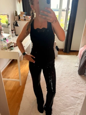 Coola glitter byxor från Gina Tricot - Coola glitter byxor från Gina Tricot young i storlek 158/164 så skulle säga att de passar en XS. Knappt använda och i väldigt bra skick! Bara att höra av sig vid frågor eller funderingar! Mvh Amanda!💕