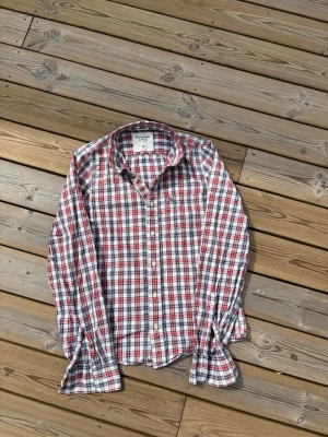 Vintage Abercrombie & Fitch skjorta - Säljer denna feta Vintage Abercrombie & Fitch skjorta i modellen Muscle, inga defekter! Storlek M. Kontrollera måtten innan ni köper! Hör av er vid frågor eller minsta fundering 🙌😊  Se mått nedan:  Längd: 66 cm  Bred: 48,5 cm  Ärm: 70,5 cm
