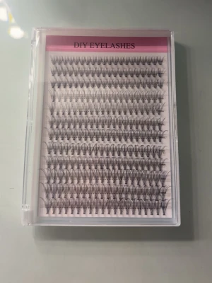 Snygga fransar  - Ett set med individuella ögonfransar för DIY-applikation. Fransarna är svarta, tunna och har en naturlig böj. Perfekt för att skapa en personlig franslook. Kommer i en genomskinlig plastask med flera rader fransar.