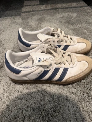 Adidas Samba vita/blå sneakers - Säljer dessa sjukt snygga adidas sambas i färgen vit blå hör av dig vid fundering pris kan diskuteras vid snabb affär💨📦