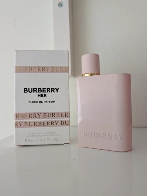 Burberry Her Elixir parfym 50 ml - Burberry Her Elixir 50 ml. Använd lite, det är markerad hur mycket är använt. Jag kollade med lampa.