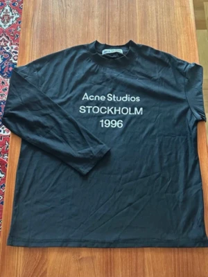 Acne Studios long sleeve - Denna eftertraktade Vita Acne Studios long sleeve tröja säljs nu i fräscht skick Riktigt stilig passar till ungefär allt, dessutom skönt material tillverkat av Acne Studios. Tveka inte att skriva vid minsta fundering! 🤝😊🤍 