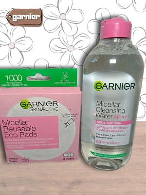 Garnier Micellärvatten & Eco Pads set - Säljer ett set med Garnier Micellar Cleansing Water All-in-1 för känslig hud (400 ml) och Garnier SkinActive Micellar Reusable Eco Pads (3 st). Perfekt för skonsam rengöring och sminkborttagning. Padsen är återanvändbara och rosa/vita.