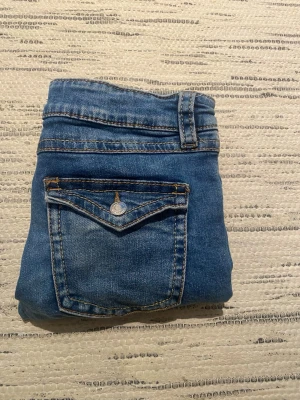 Blå bootcut jeans - Snygga jeans från Gina, säljer pga att de ej kommer till användning längre. De är upplagda ca 10cm från ursprunglig längd, passar någon som är ca 160 lång💙 