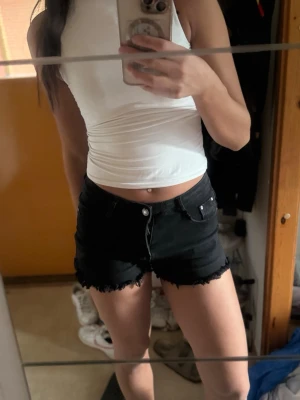 Jeans shorts -  Snygga jeans shorts köpta i Spanien💋 de har blivit för korta för mig💔 