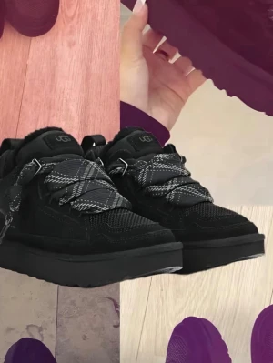 Svarta sneakers från UGG  - Säljer ett par svarta sneakers från UGG med tjock sula och breda, mönstrade skosnören. Skorna har en låg modell och är tillverkade i en mix av mocka och textil med mjukt foder. Perfekta för dig som gillar chunky sneakers med streetkänsla.