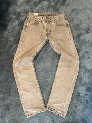 Levis 501 - Ett par riktigt snygga Levis 501 i storlek W28 L32, om det finns några frågor är det bara att skjuta ett meddelande, Fraktar snabbt!