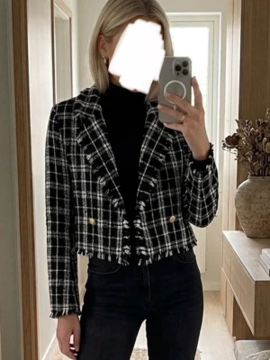 Svartvit rutig cropped kavaj - 🖤 klassisk kavaj och passar till allt  🖤 Perfekt för skolan och jobbet 🖤 Helt ny, oanvänd  🌟 För mer info är det bara att höra av sig! 