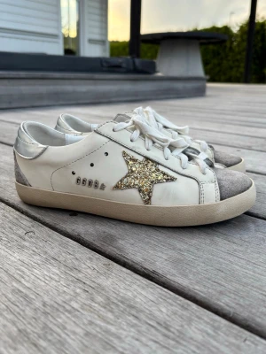 Golden goose skor - Säljer ett par riktigt snygga skor från golden goose. Storlek 38. De är i mycket bra skick. Inga skador/hål. Skolådan + tillbehören medföljer självklart. Säljes till ett mycket bra pris. Skickar snabbt!