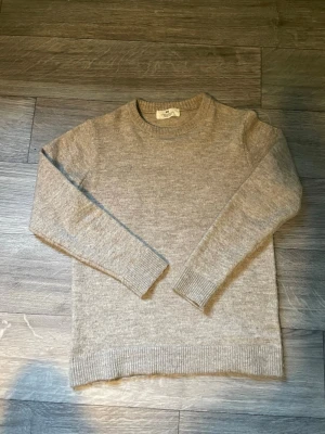 Beige stickad tröja från H&M - Skick:9/10  säljer en beige hoodie  storlek 146/152 men passar mer xs eller xxs mått kan skickas privat öppen för bud 😊