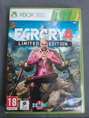 Far Cry 4 Limited Edition Xbox 360 - Far Cry 4 Limited Edition till Xbox 360. Omslaget har en färgstark design med en karaktär i rosa kostym framför berg och vapen. Spelet är i plastfodral med gröna kanter och PEGI 18-märkning. Perfekt för dig som gillar action och äventyr i öppen värld.