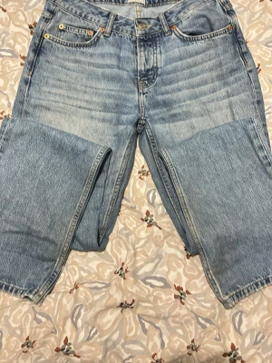 Ljusblå raka jeans med fem fickor - Classiska jeans med en ljus tvätt och rak passform dom är lågmidjade och ganska långa