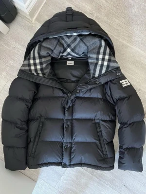 Burberry Jacka - Storlek M. Ärmarna är avtagbara så att jackan blir en väst om man skulle vilja det.