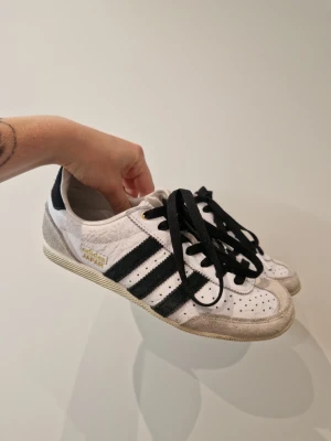 Adidas Japan Unisex - Köpt för några månader sedan och sparsamt använda. Mycket fint skick förutom att de har creasats vid tårna vilket händer alla skor. Nypris 1400kr.