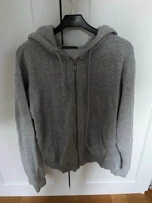 Grå zip hoodie med huva - Säljer denna gråa hoodien från brandy Melville i storlek M som jag själv köpte för 500.