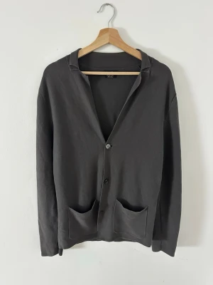 Mörkgrå cardigan från Massimo Dutti - Detta är en mörkgrå cardigan från Massimo Dutti! Den har storlek M och en bra passform. Finns inga vidare skavanker så den är alltså i bra skick! Har du någon fråga? Fråga! Pris är ej ristat i sten.                   
