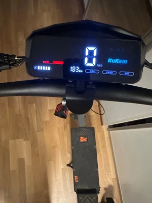 Elsparkcykel Kukirin G2 svart - Säljer en svart elsparkcykel av modellen Kukirin G2 med digital display, bred fotplatta och handtag med bra grepp. Displayen visar hastighet, batterinivå och körläge. Perfekt för smidig transport i stan. Vi kan diskutera Priset 
