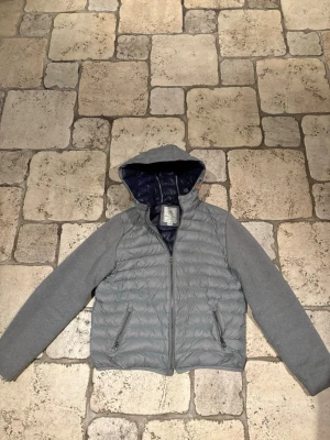 Cardigan - Grå cardigan från Massimo Dutti i storlek xs(158-166) Snygg i bra skick.Hör av er vid minsta fundering! Pris kan förhandlas 