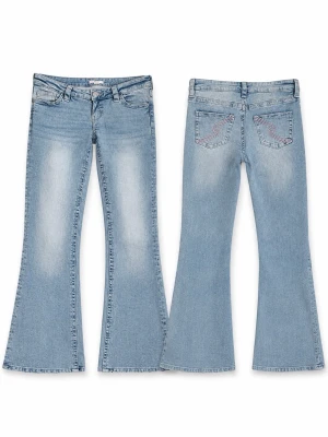 Ljusblå bootcut jeans med broderi - Säljer ett par ljusblå bootcut jeans med utsvängda ben och snyggt broderade bakfickor. Jeansen har klassisk femficksdesign, bälteshällor och knappgylf. Tillverkade i mjuk denim med lätt slitning framtill för en cool vintagekänsla.