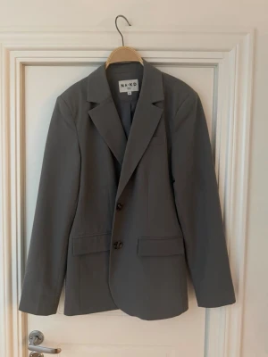 Grå blazer från NA-KD - Säljer denna gråa blazer från Nakd 💕 Använd fåtalet gånger!