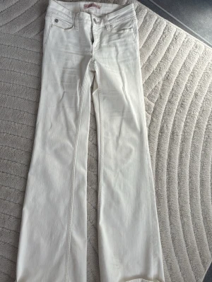 Vita Lågmidjade jeans från Gina Jeans - Använda en gång i regn därav smutsiga nertill. Inte försökt tvätta bort men går säkert bort k tvätten. 