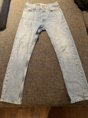 Ljusblå raka jeans Jack & Jones - Snygga ljusblå jeans från Jack & Jones med rak passform och klassisk femficksdesign. Tillverkade i bomull med en tvättad look som ger en avslappnad vibe. Perfekta till sneakers eller boots för en clean stil.