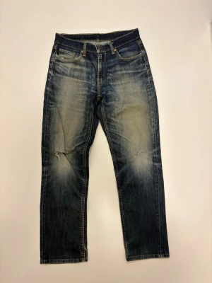 Vintage Levis jeans - Vintage blåa Levis jeans ||  Mycket bra skick endast två skrinnat vid knäna som syns på bilderna ||  Modell 541 straight/bootcut ||  Storlek W30 L32 ||  Midja 39cm  Längd 101cm Innerben längd 74cm  Lårvidd 30cm  Benöppning 20cm  Skriv vid minsta fråga eller fundering🤝 