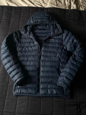 Peak Performance vinter jacka - En riktigt skön vinter jacka som är använd en vinter, har inga defekter eller skador och är som ny. Hör av er vid frågor 😁
