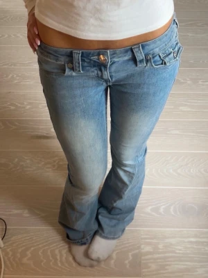 Ljusblå bootcut jeans True Religion - Säljer dessa joey low rise flare från true religion. Storlek 25 och är i bra skick❣️hör av er för fler frågor