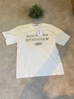 Acne studios T-shirt - Riktigt fett acne studio t shirt i storlek M. Den är helt oanvänd och har färgen vit. 